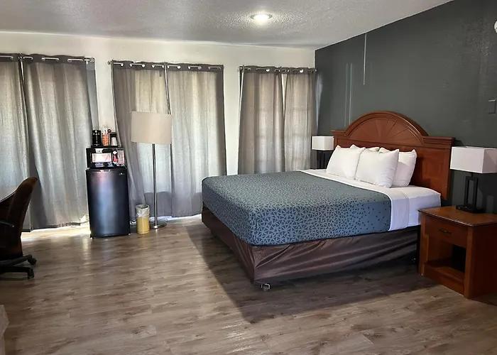 Econo Lodge Inn & Suites On The River