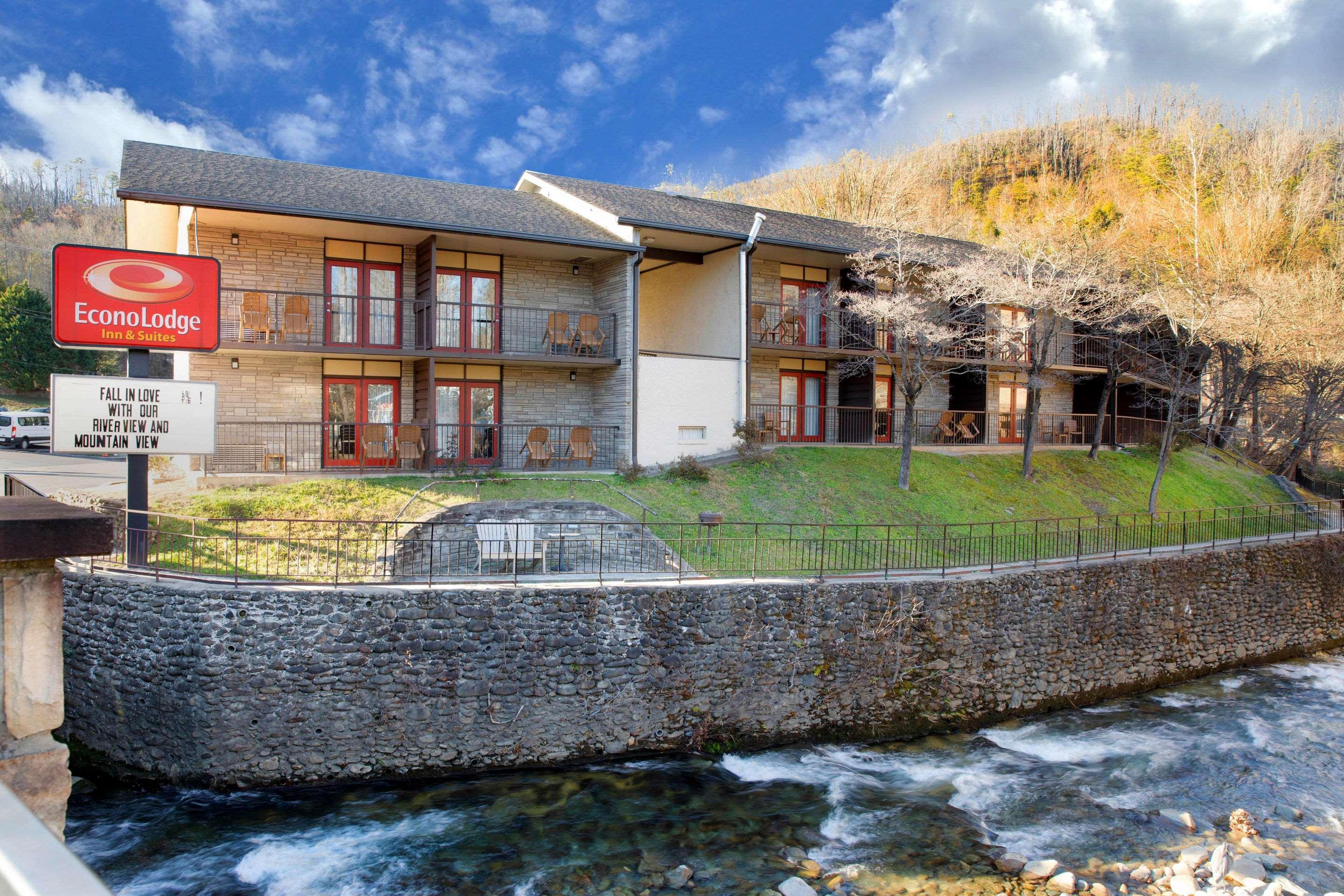 Hotel Econo & On The River 2*