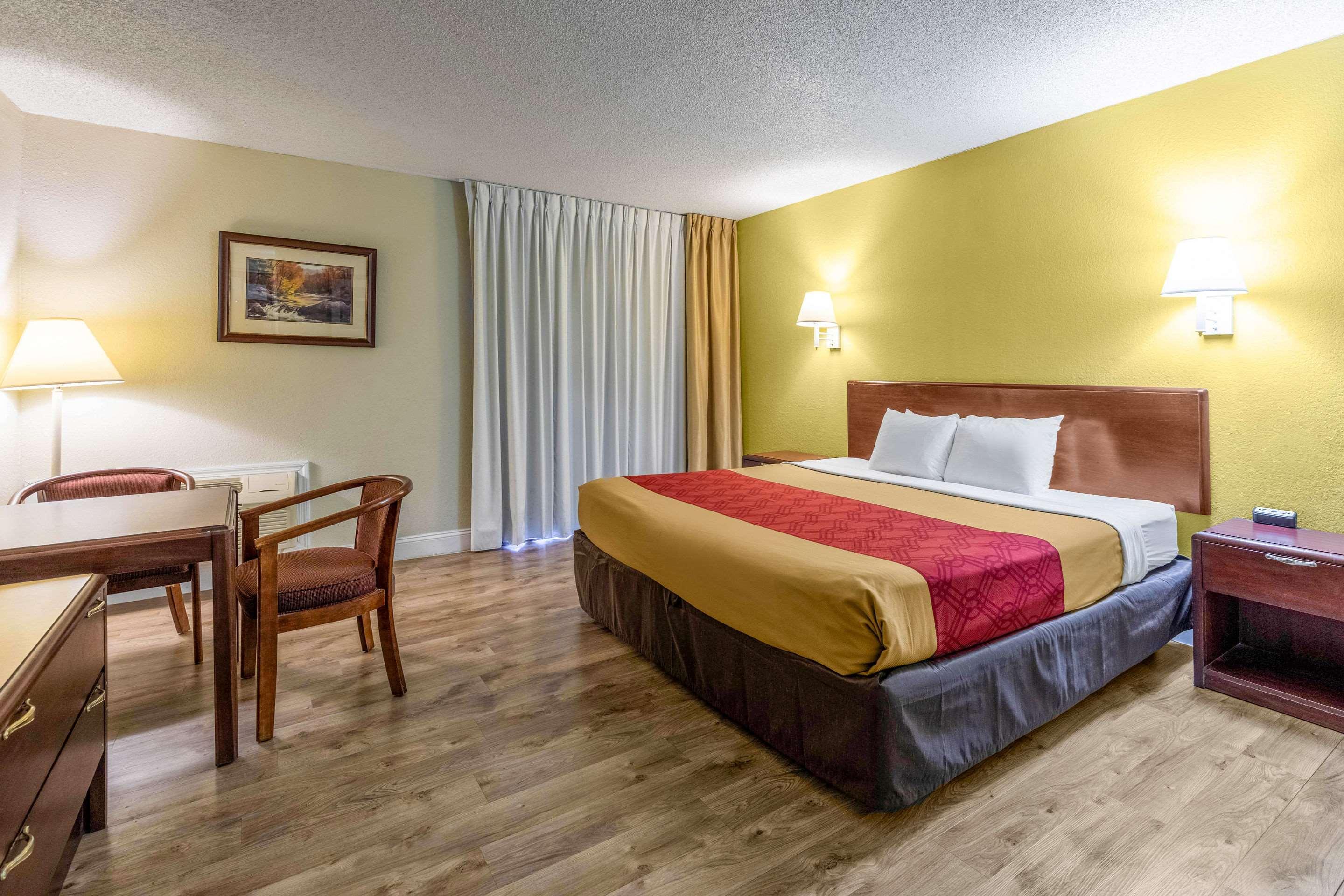 Hotel Econo & On The River 2*