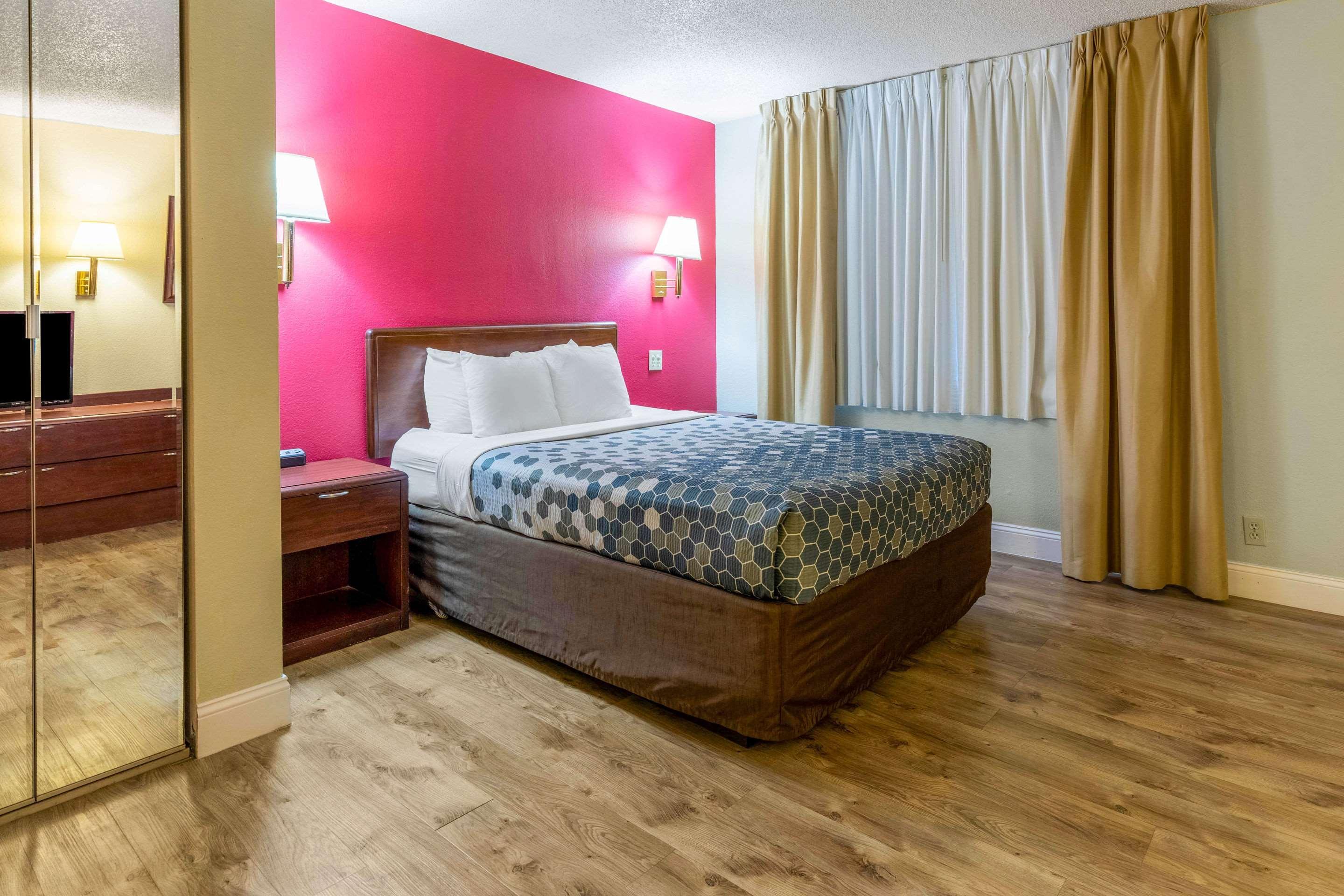 Hotel Econo & On The River 2*