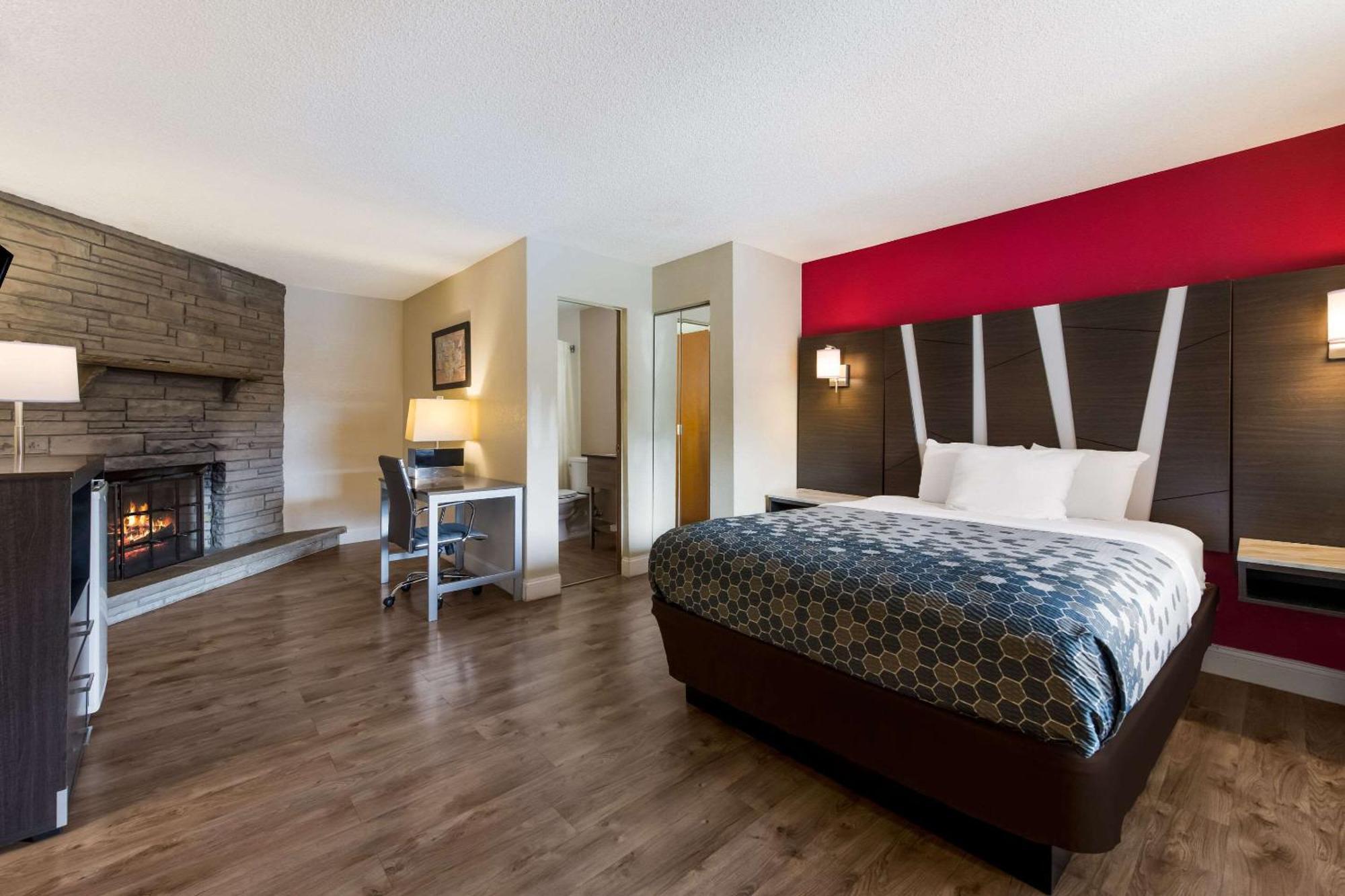 Econo & On The River Hotel