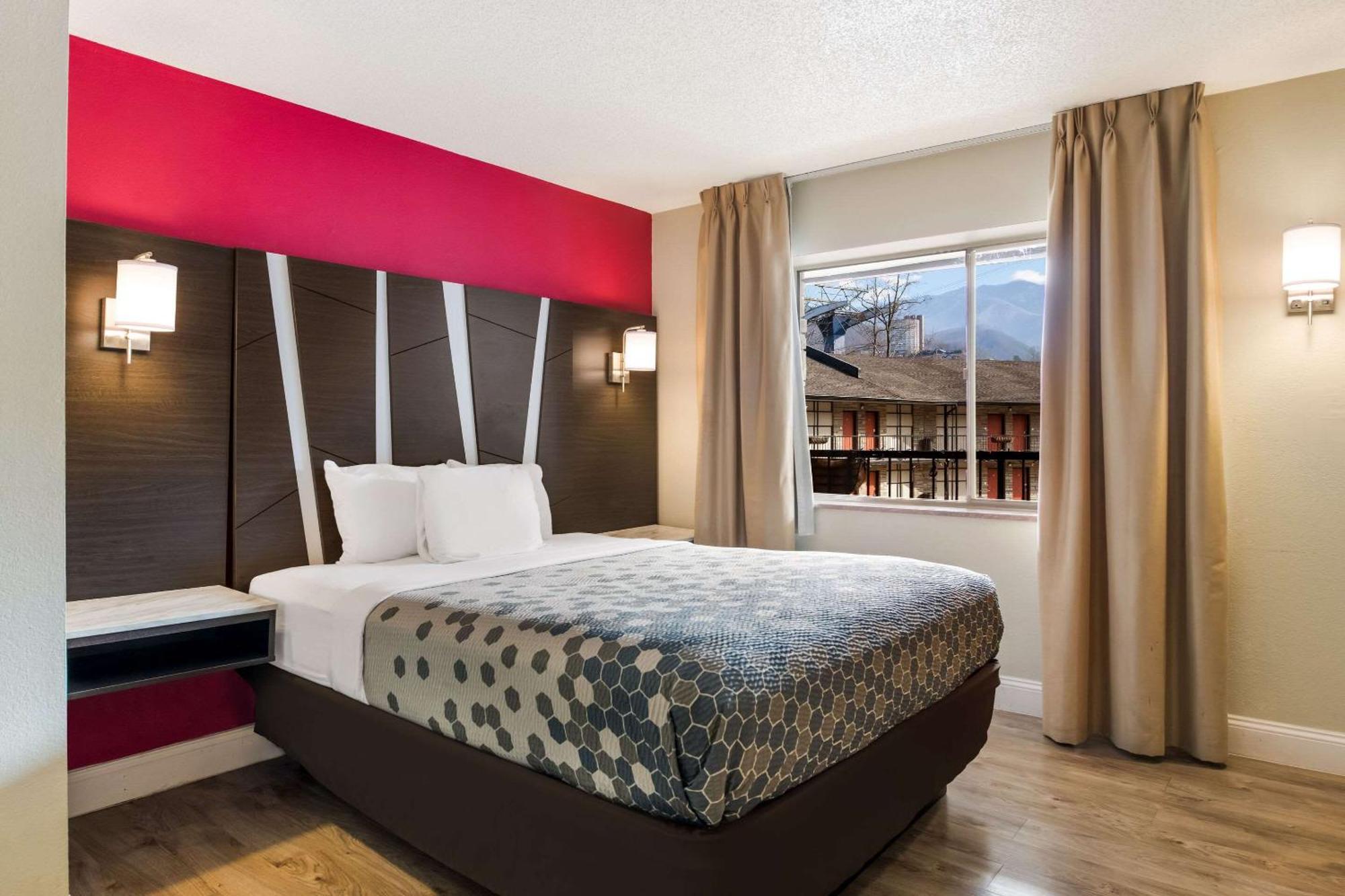 Econo & On The River Hotel