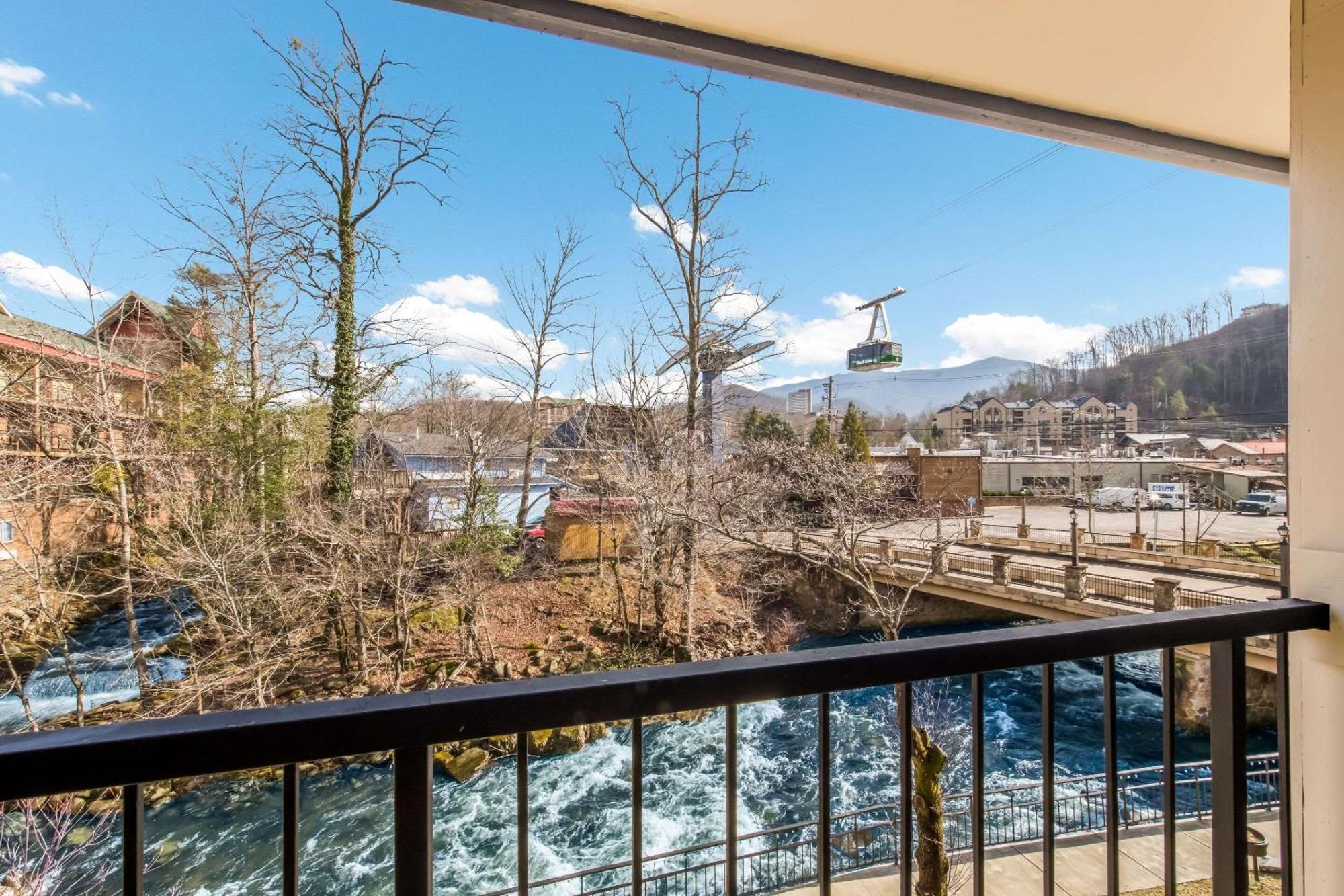Hotel Econo & On The River 2*