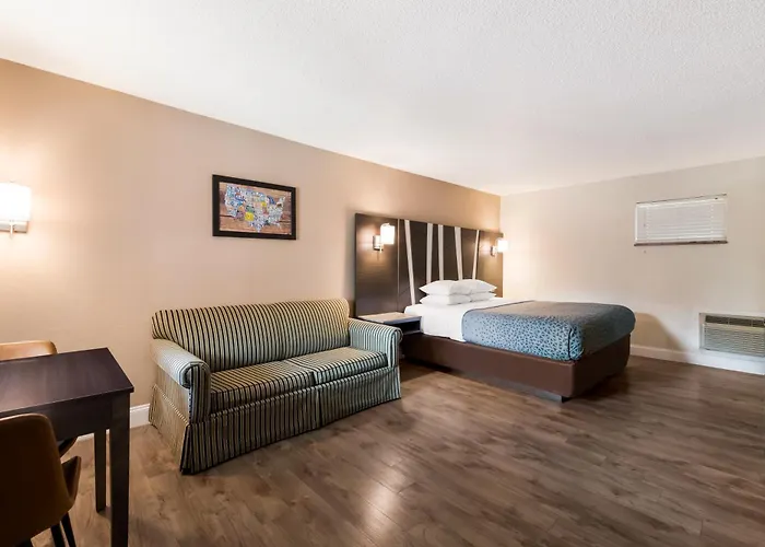 Econo Lodge Inn & Suites On The River