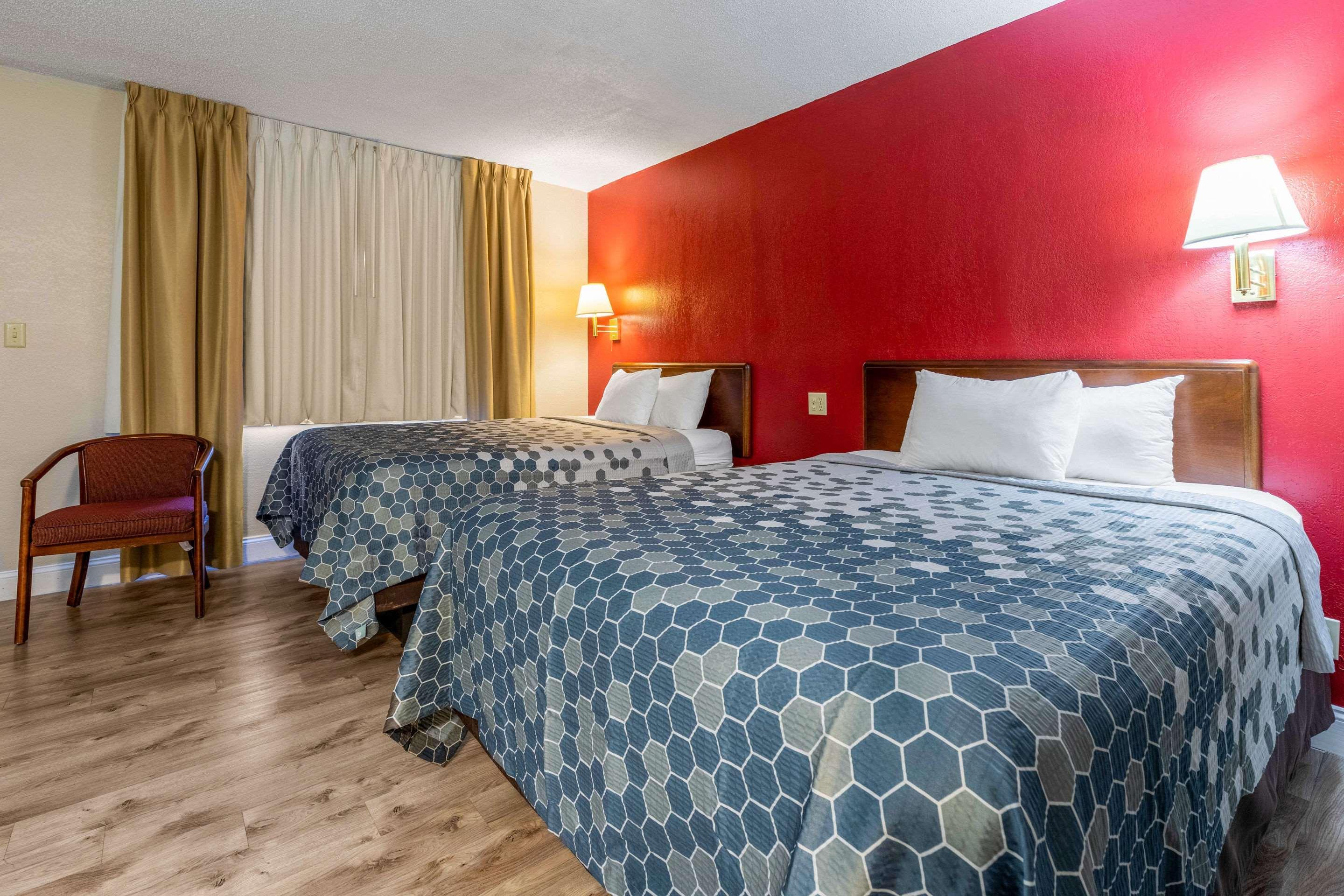 Hotel Econo & On The River