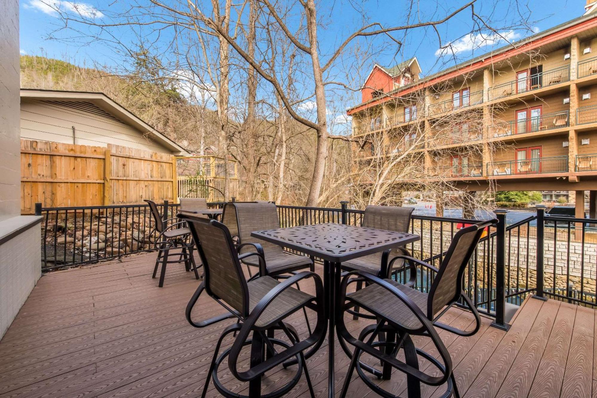 Econo & On The River Hotel