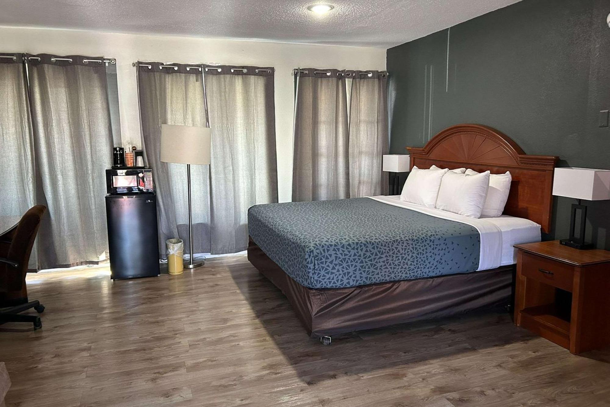 Hotel Econo & On The River 2*