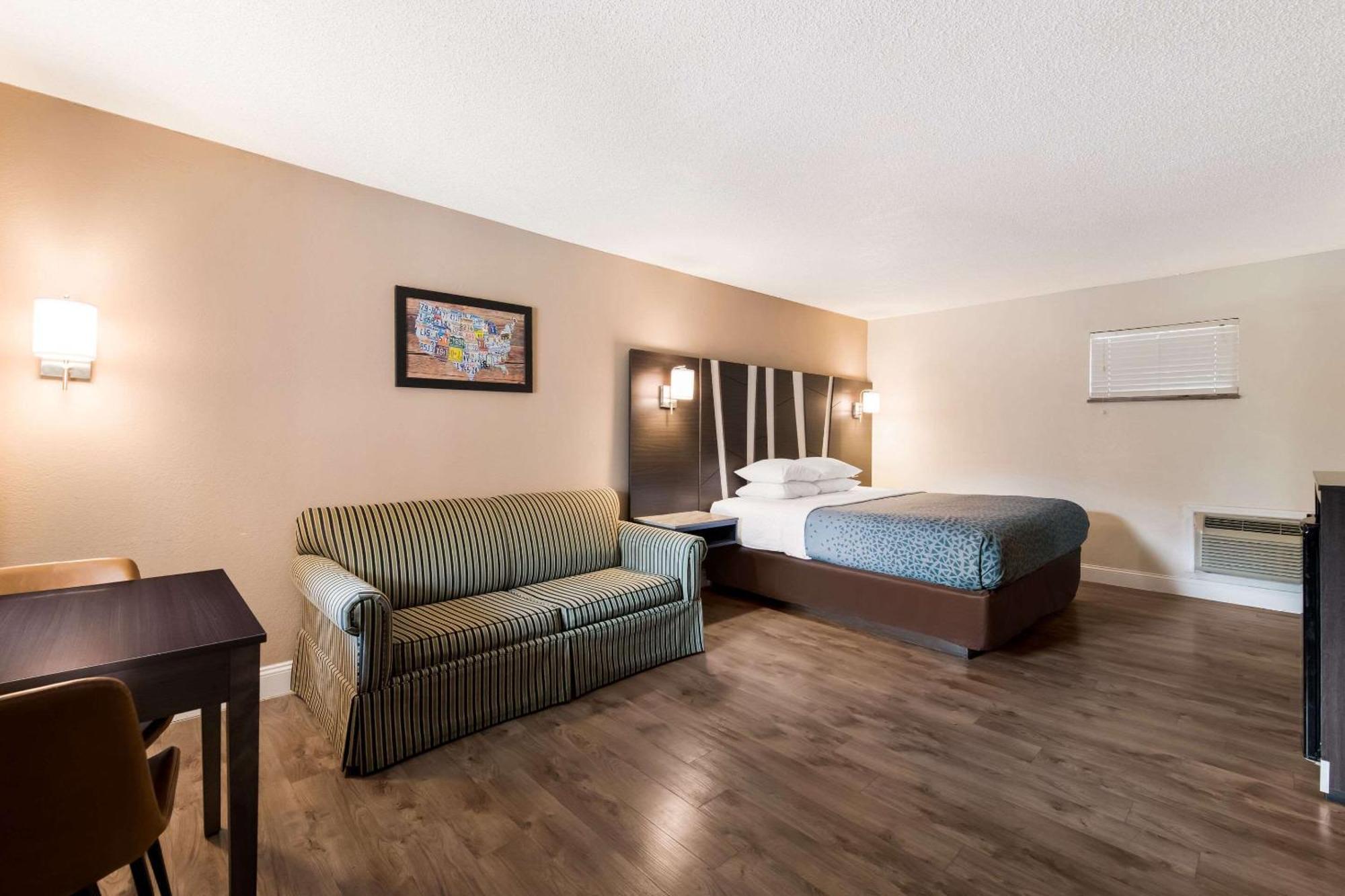 Econo & On The River Hotel