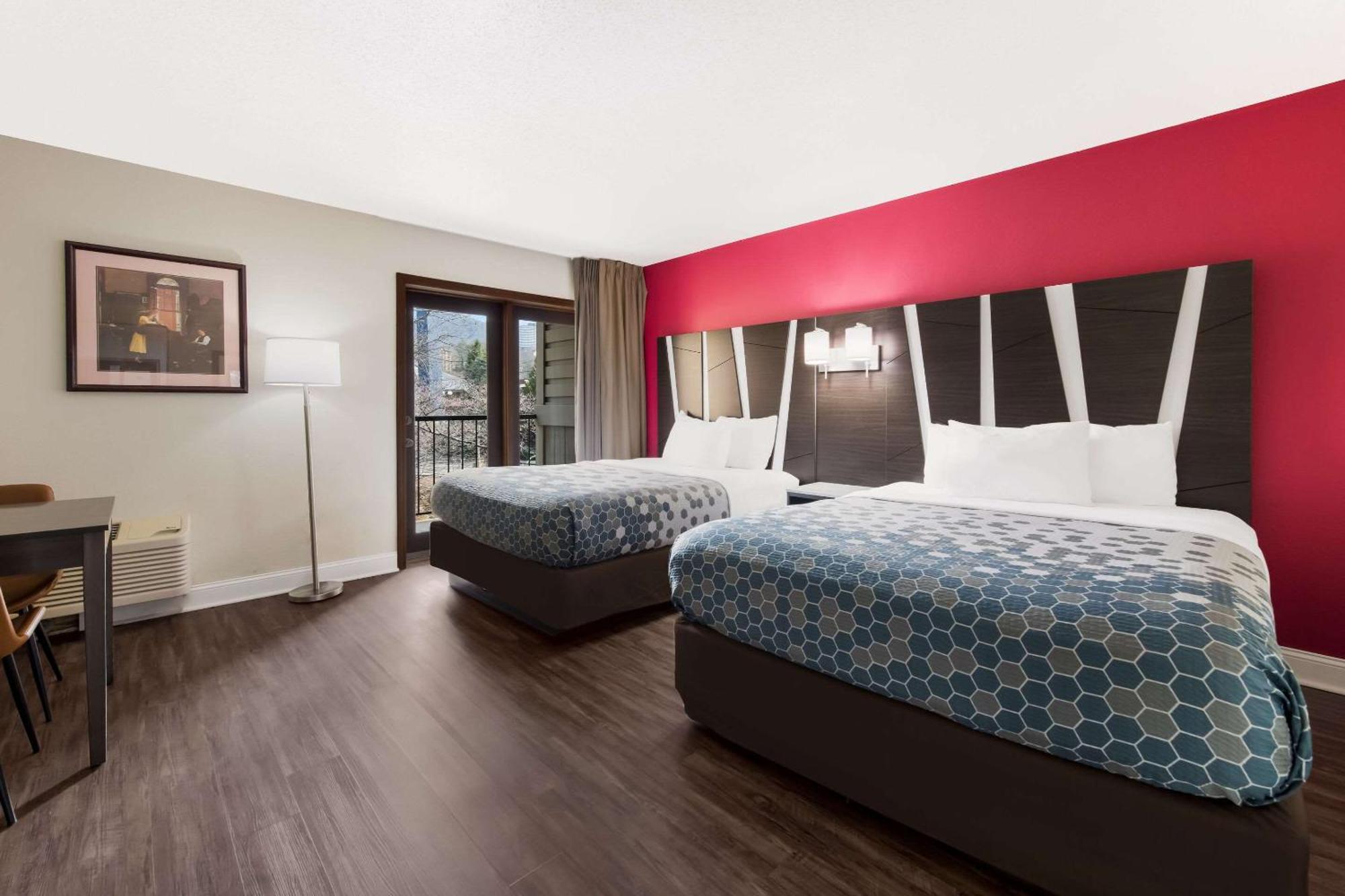 Hotel Econo & On The River 2*