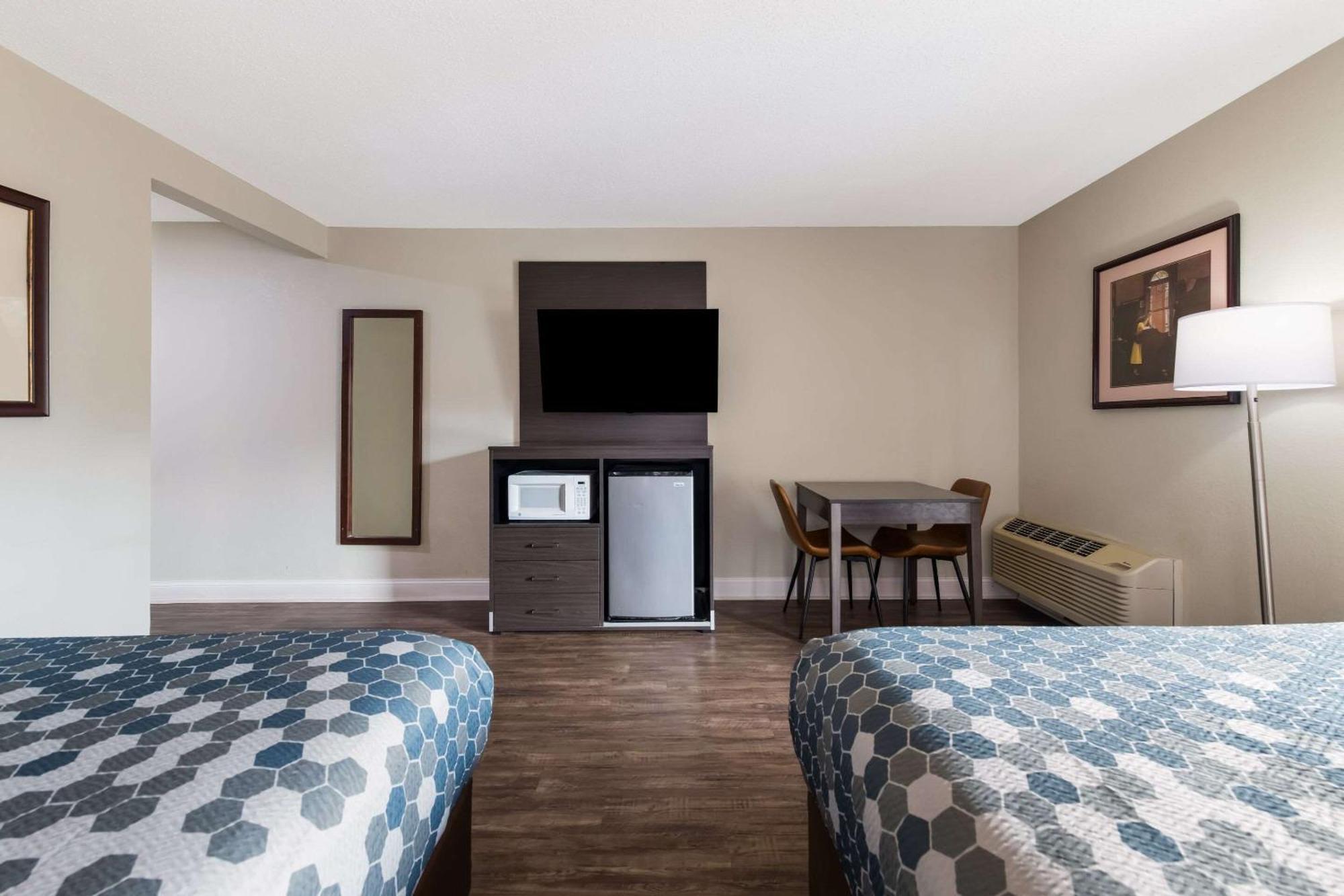 Hotel Econo & On The River