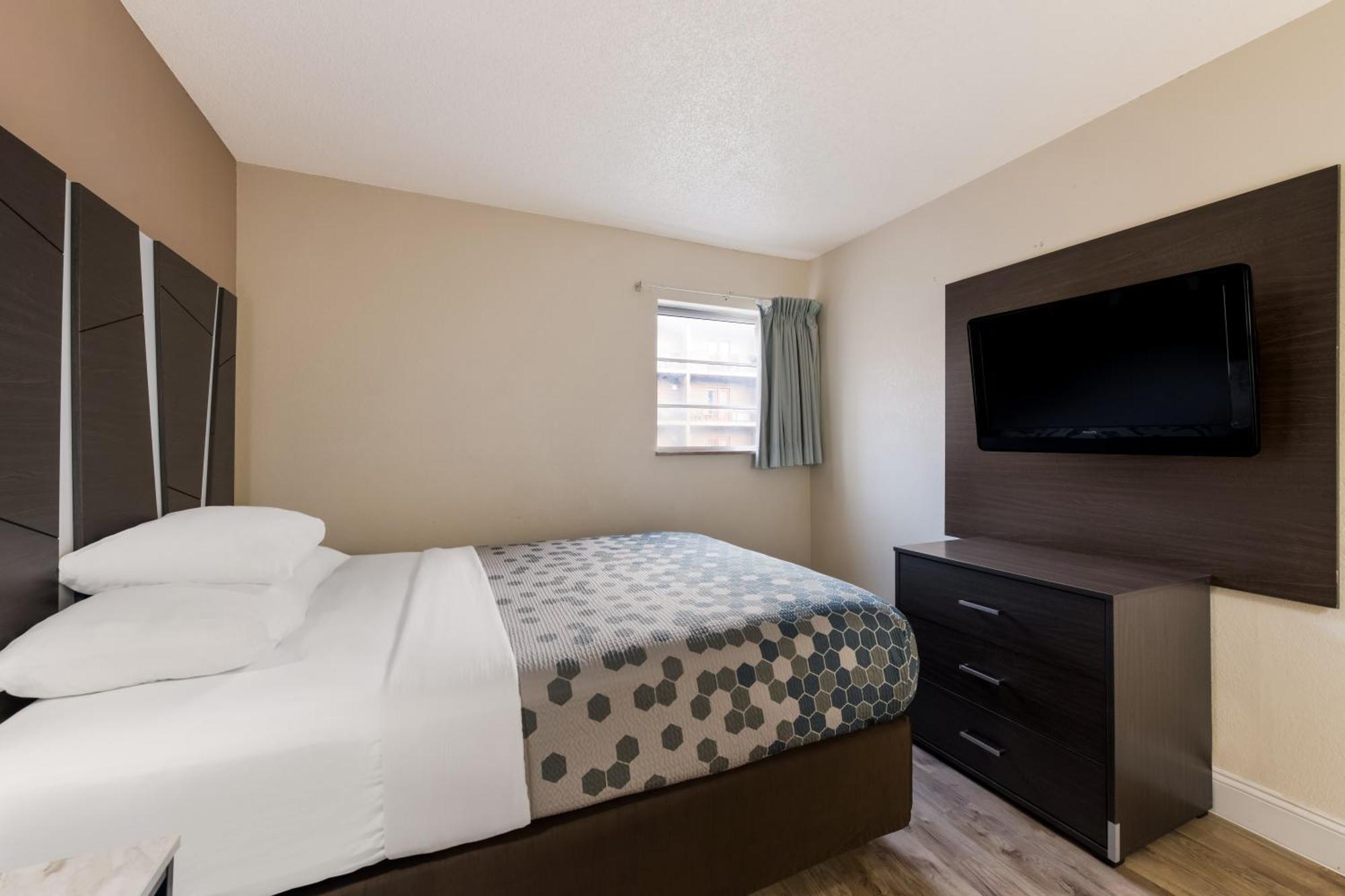 Hotel Econo & On The River 2*
